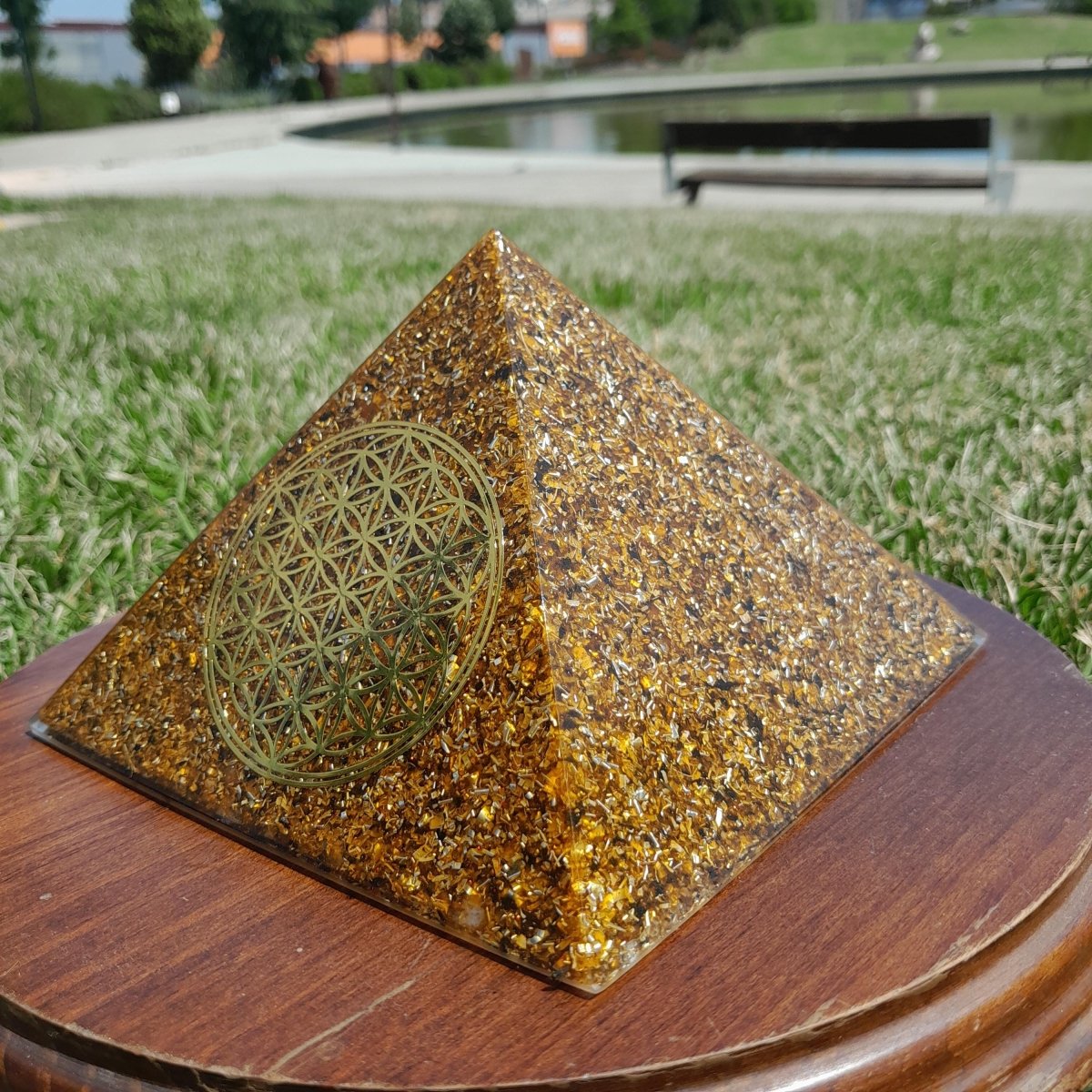 Pirámide Orgonita Flor de la Vida Marrón 140mm Base - Mundo Orgon