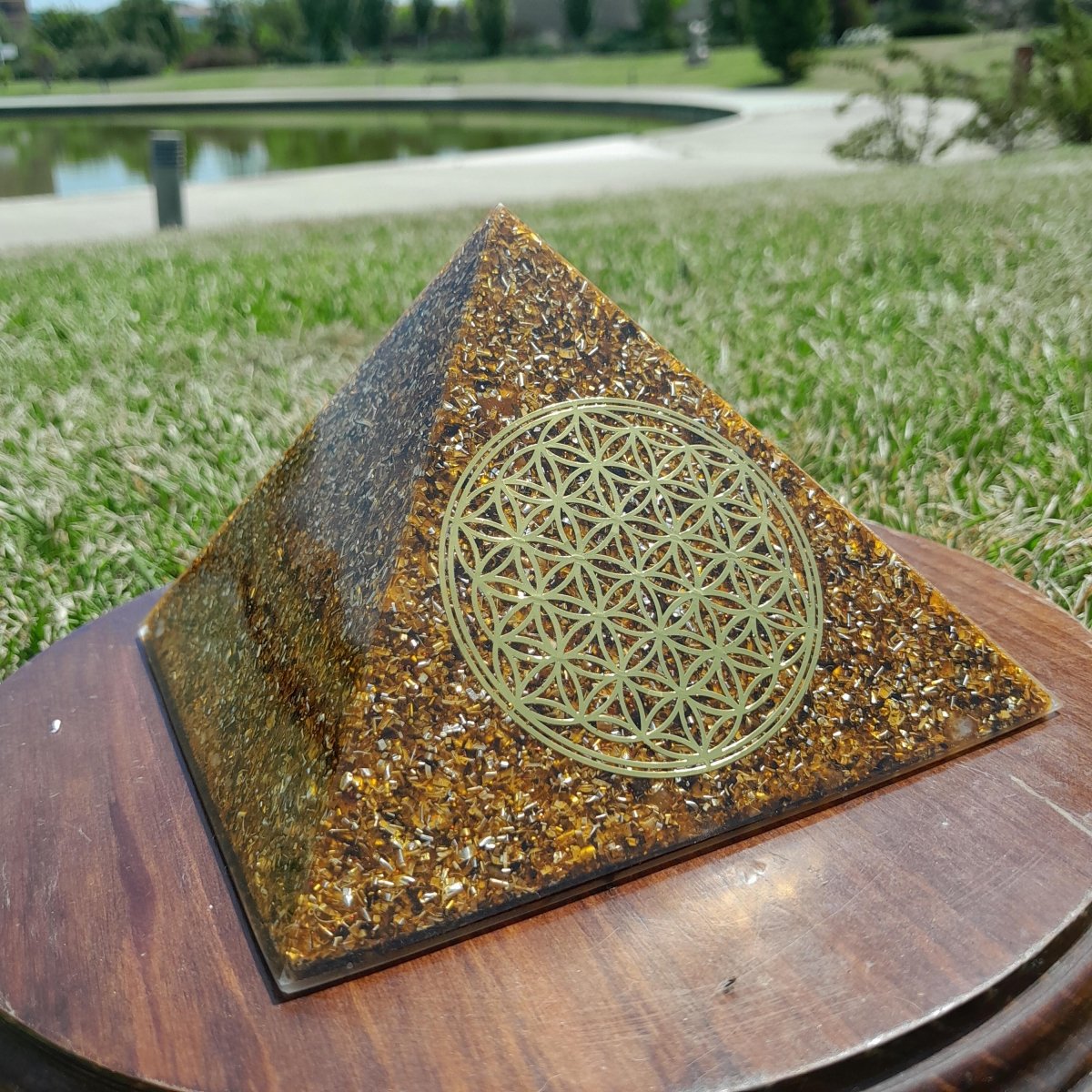 Pirámide Orgonita Flor de la Vida Marrón 140mm Base - Mundo Orgon