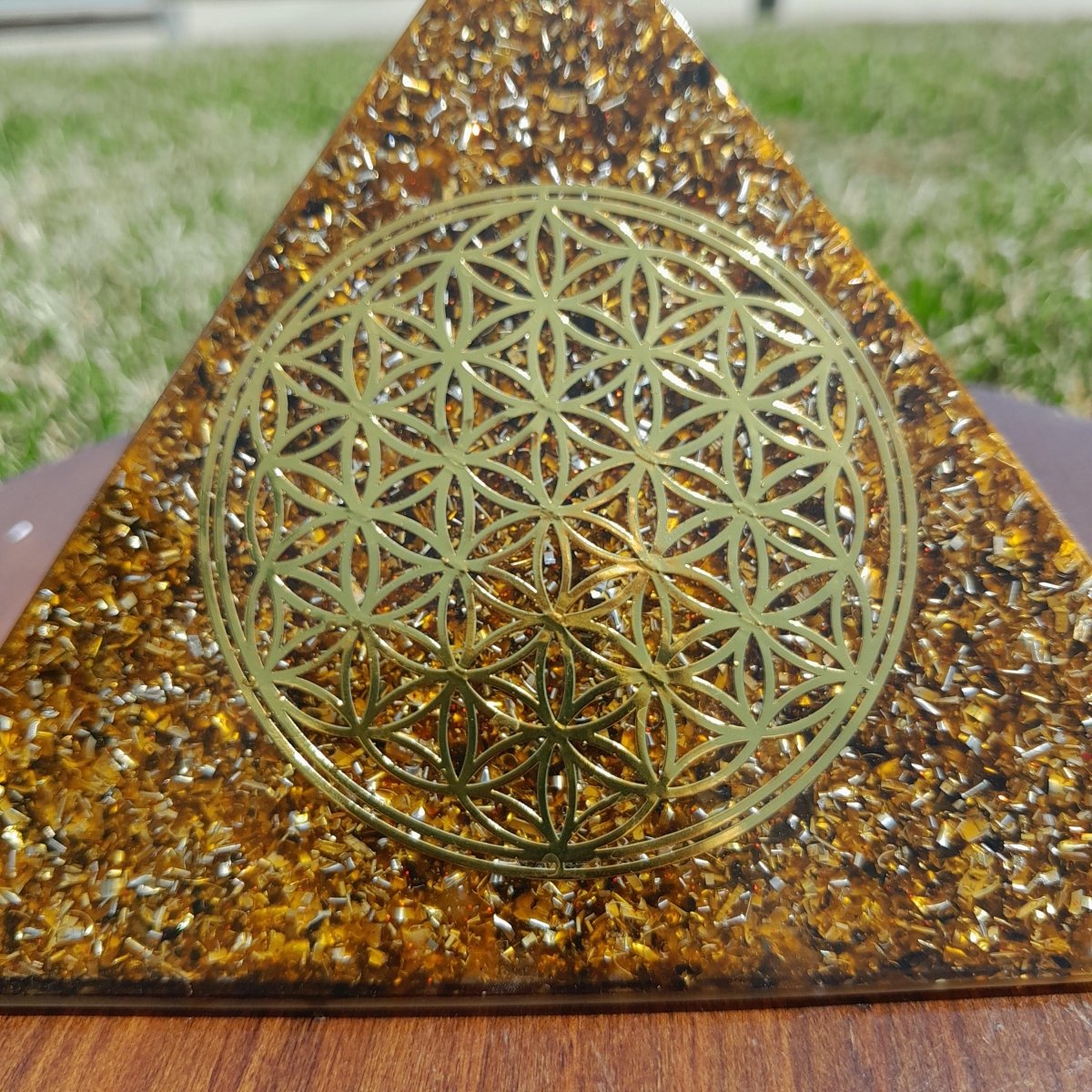 Pirámide Orgonita Flor de la Vida Marrón 140mm Base - Mundo Orgon