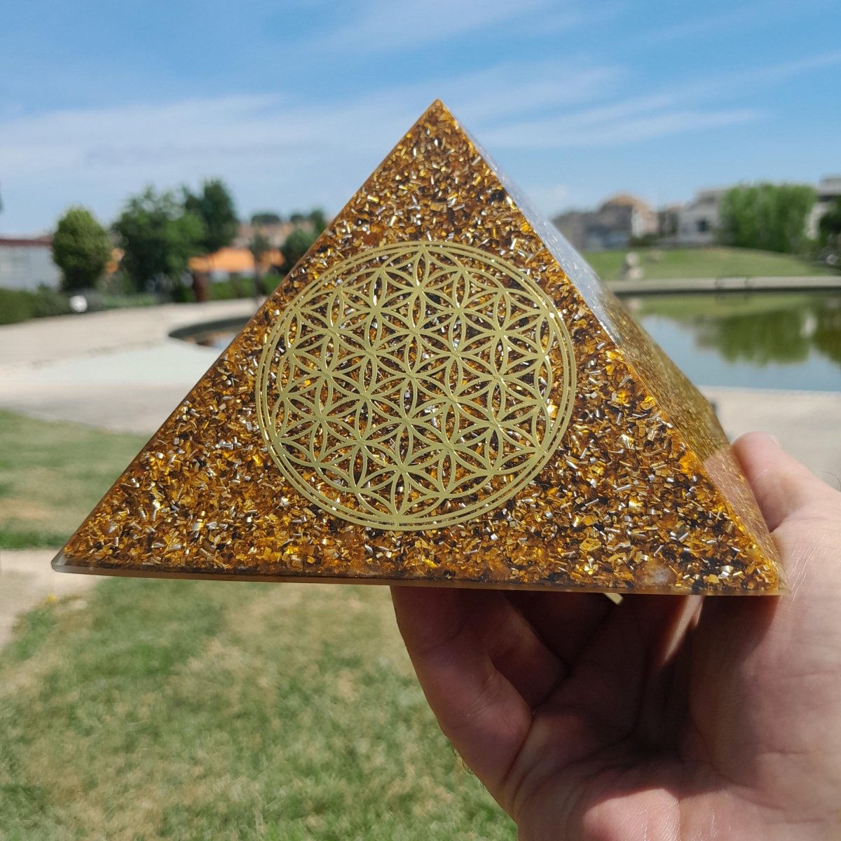 Pirámide Orgonita Flor de la Vida Marrón 140mm Base - Mundo Orgon