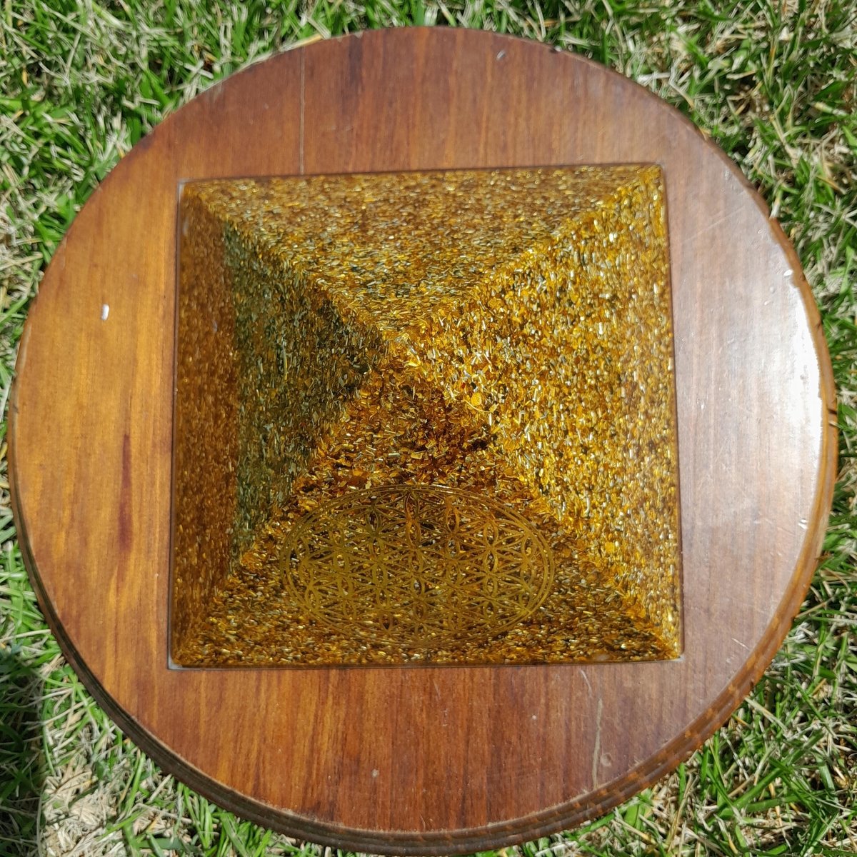 Pirámide Orgonita Flor de la Vida Marrón 140mm Base - Mundo Orgon