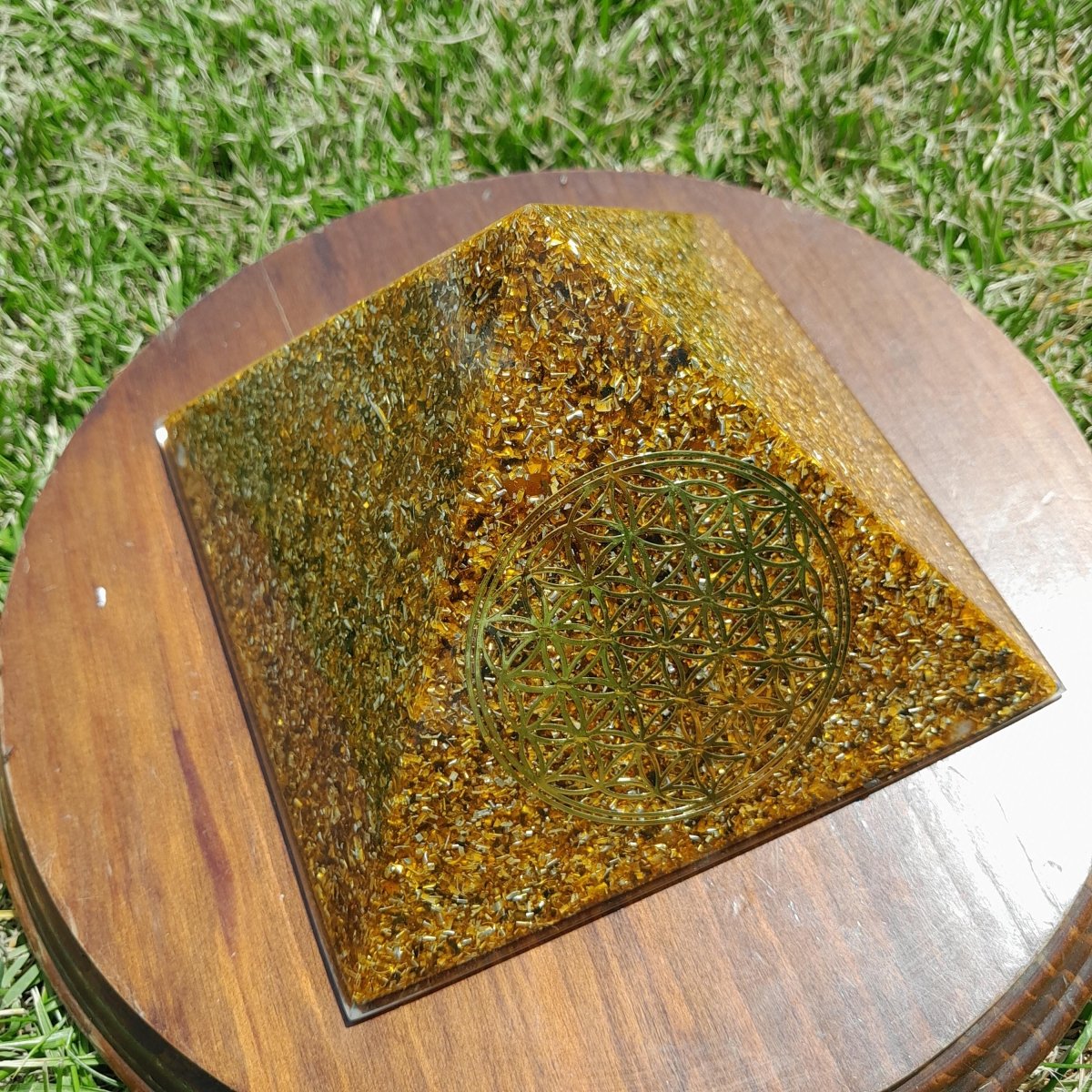 Pirámide Orgonita Flor de la Vida Marrón 140mm Base - Mundo Orgon