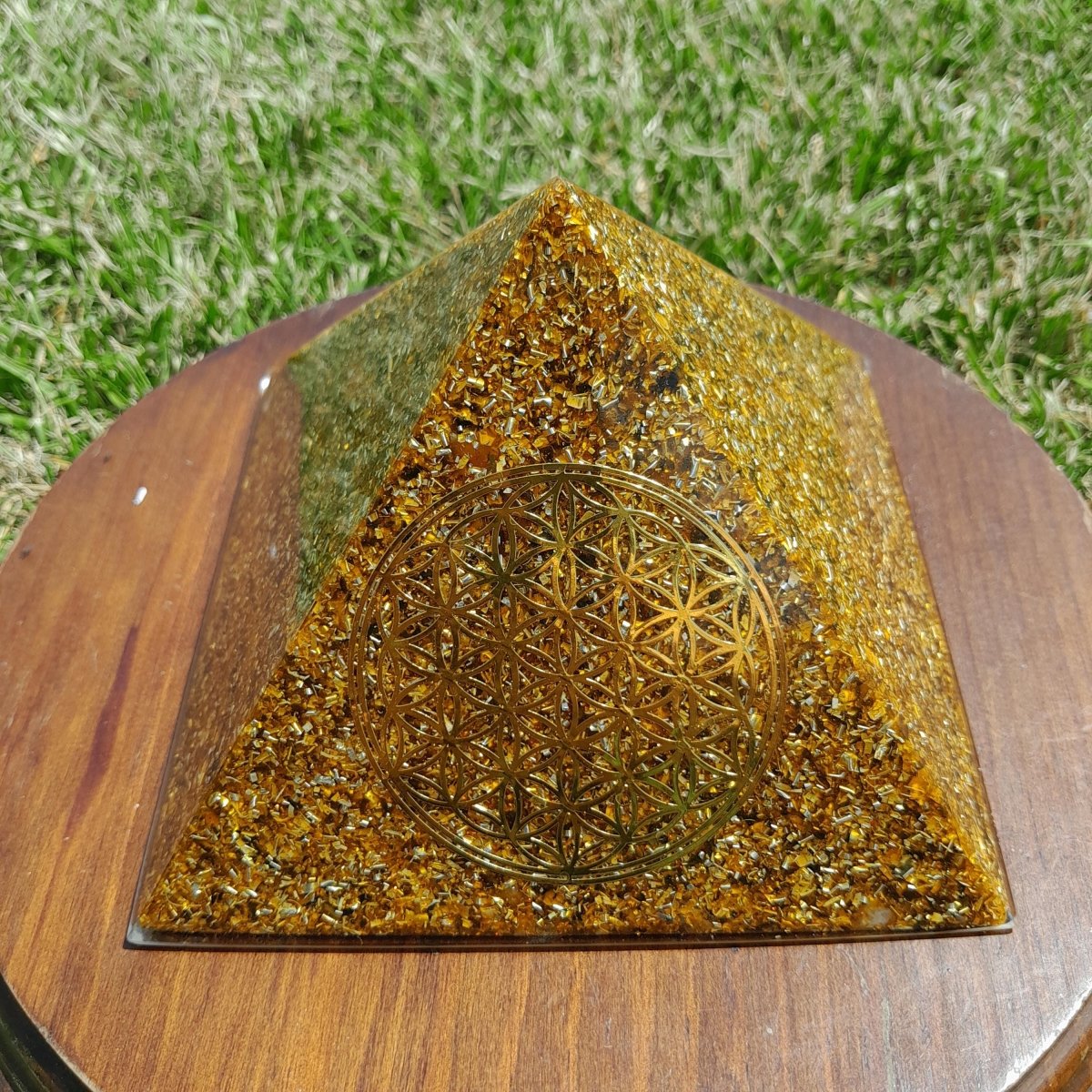 Pirámide Orgonita Flor de la Vida Marrón 140mm Base - Mundo Orgon