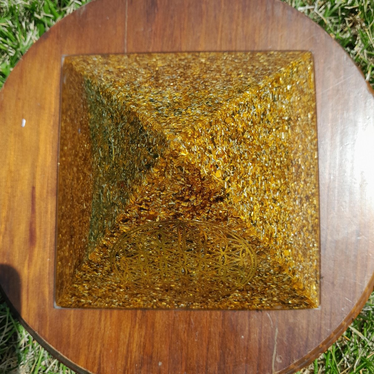 Pirámide Orgonita Flor de la Vida Marrón 140mm Base - Mundo Orgon