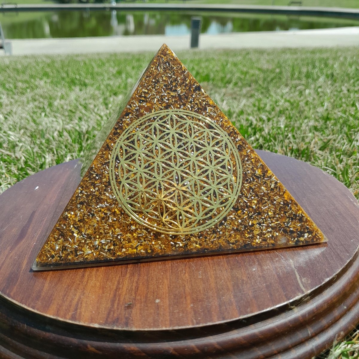 Pirámide Orgonita Flor de la Vida Marrón 140mm Base - Mundo Orgon