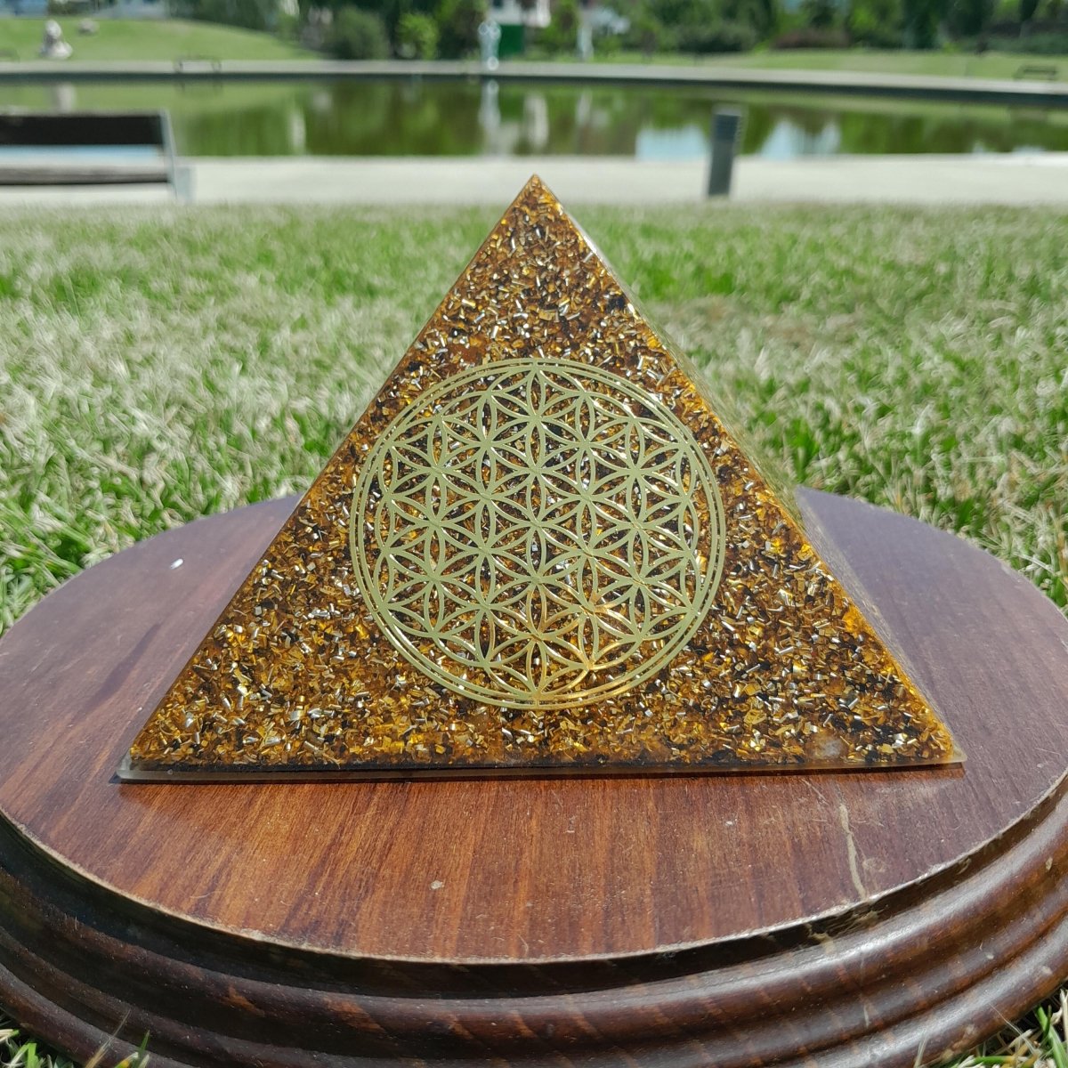 Pirámide Orgonita Flor de la Vida Marrón 140mm Base - Mundo Orgon