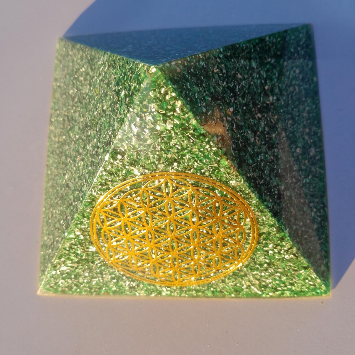 Pirámide Orgonita Flor de la Vida Verde 140 mm - Mundo Orgon