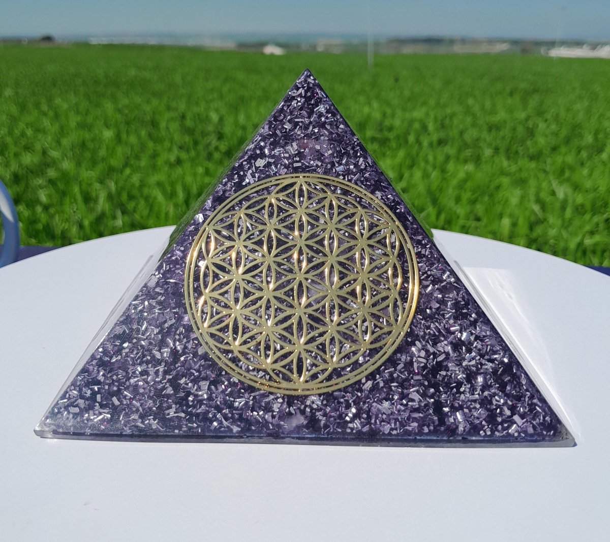 Pirámide Orgonita Flor de la Vida Violeta - 140mm de Base - Mundo Orgon