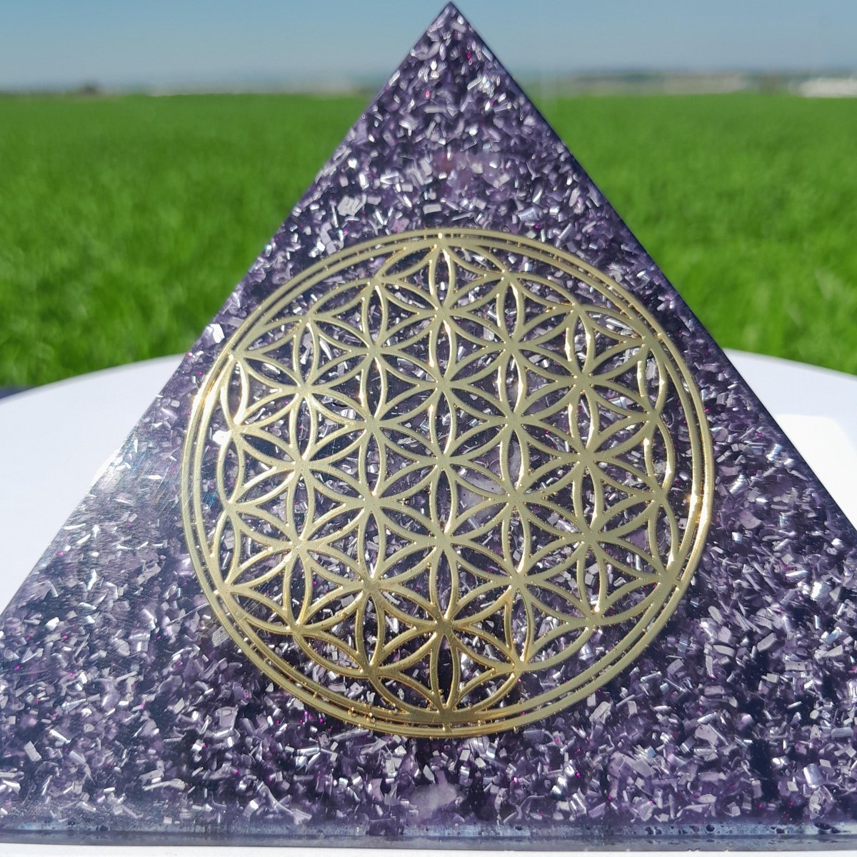 Pirámide Orgonita Flor de la Vida Violeta - 140mm de Base - Mundo Orgon