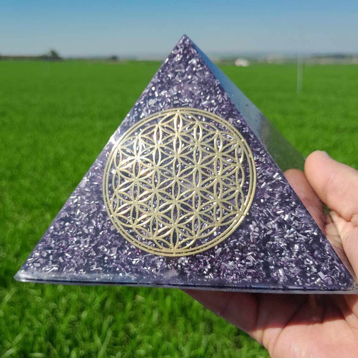 Pirámide Orgonita Flor de la Vida Violeta - 140mm de Base - Mundo Orgon