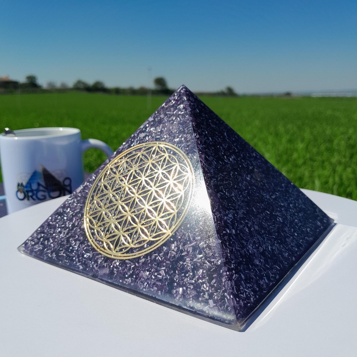 Pirámide Orgonita Flor de la Vida Violeta - 140mm de Base - Mundo Orgon