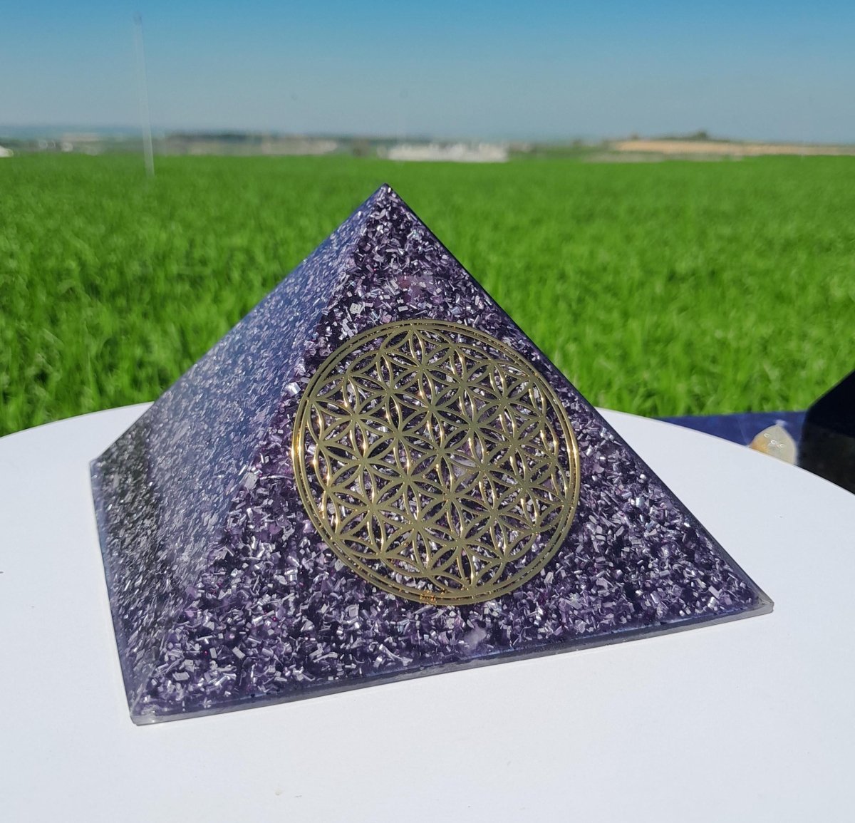Pirámide Orgonita Flor de la Vida Violeta - 140mm de Base - Mundo Orgon