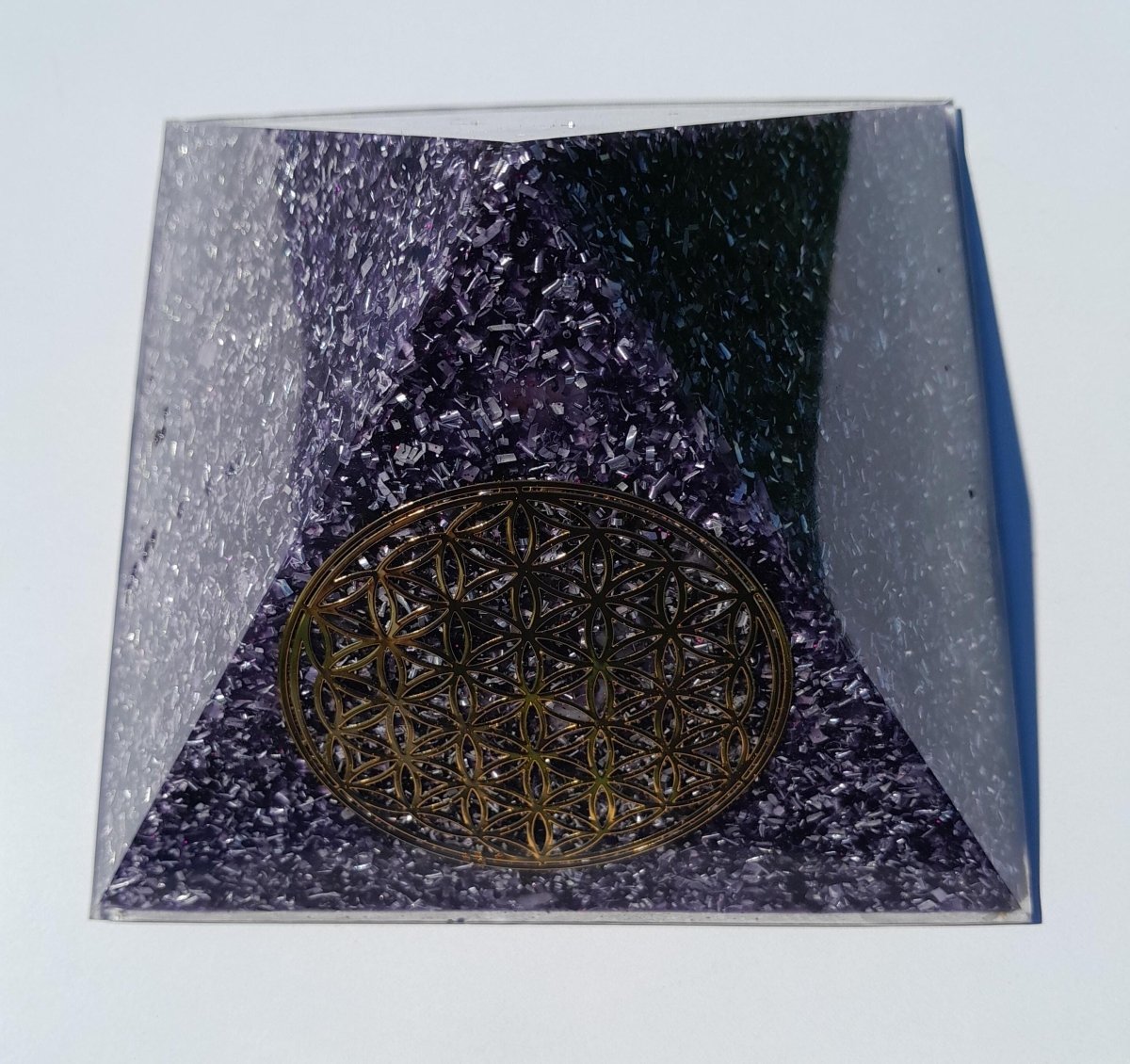 Pirámide Orgonita Flor de la Vida Violeta - 140mm de Base - Mundo Orgon