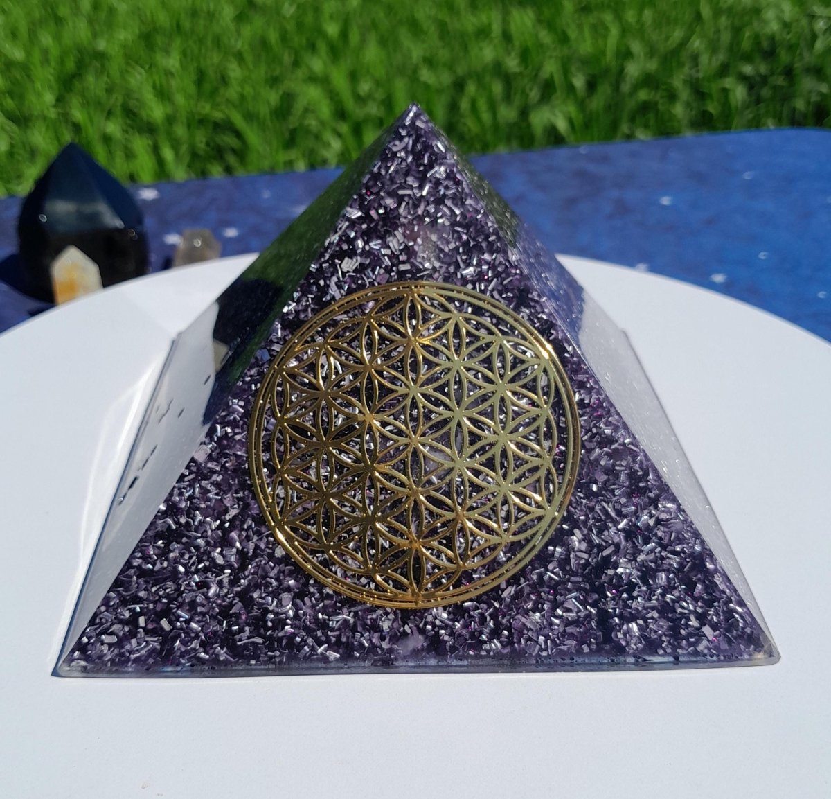 Pirámide Orgonita Flor de la Vida Violeta - 140mm de Base - Mundo Orgon