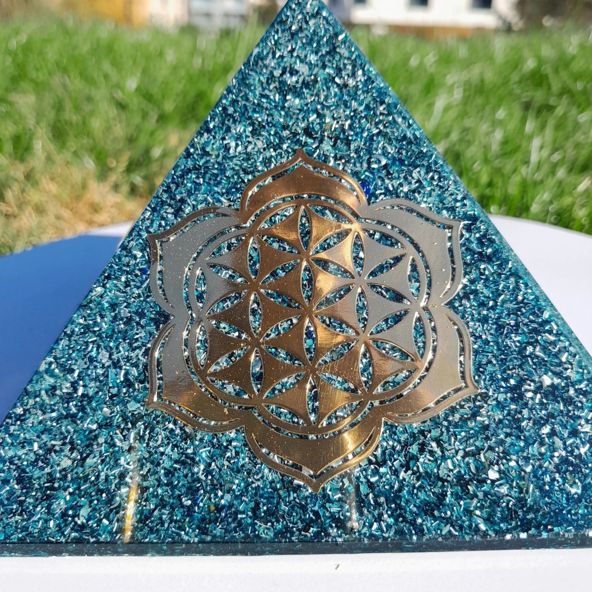 Pirámide Orgonita Flor de Loto Azul - 140mm de Base - Mundo Orgon