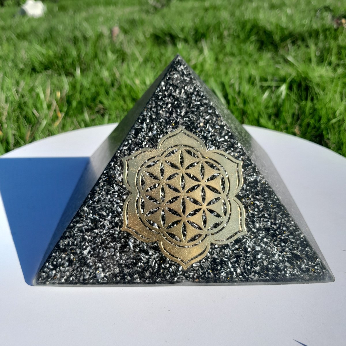 Pirámide Orgonita Flor de Loto con Flor de la Vida con Shungita - 140mm de Base - Mundo Orgon LTD