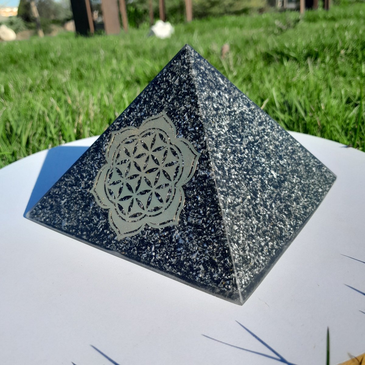 Pirámide Orgonita Flor de Loto con Flor de la Vida con Shungita - 140mm de Base - Mundo Orgon LTD