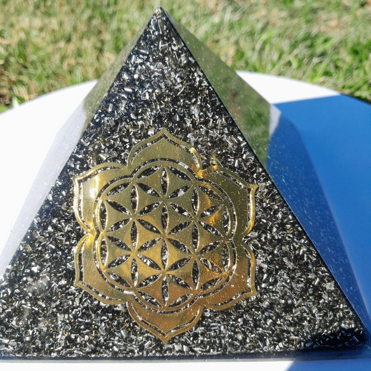 Pirámide Orgonita Flor de Loto con Flor de la Vida con Shungita - 140mm de Base - Mundo Orgon