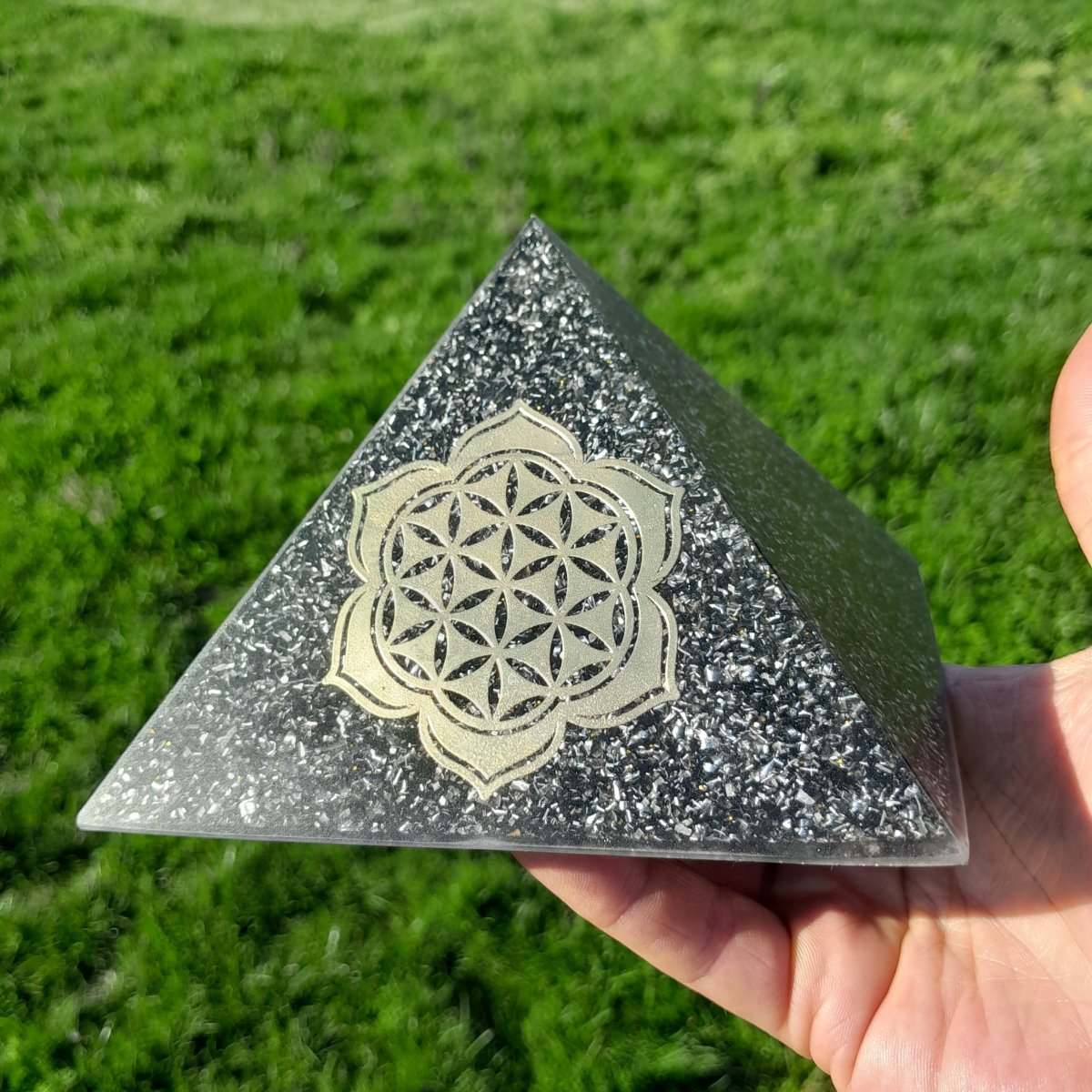 Pirámide Orgonita Flor de Loto con Flor de la Vida con Shungita - 140mm de Base - Mundo Orgon LTD