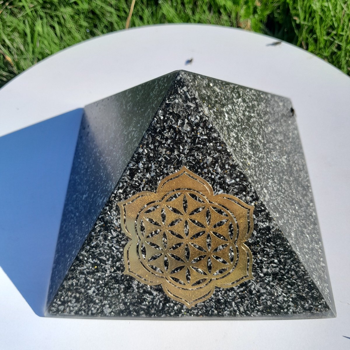Pirámide Orgonita Flor de Loto con Flor de la Vida con Shungita - 140mm de Base - Mundo Orgon LTD