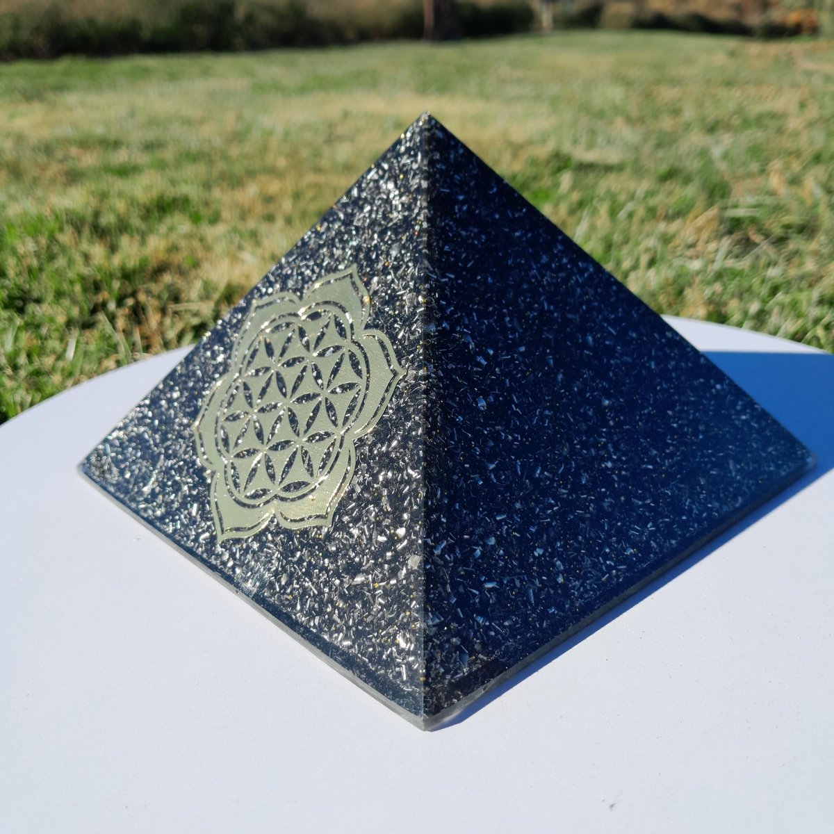 Pirámide Orgonita Flor de Loto con Flor de la Vida con Shungita - 140mm de Base - Mundo Orgon