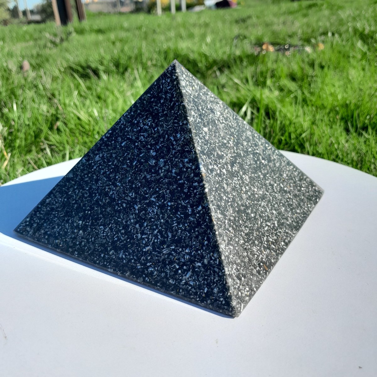 Pirámide Orgonita Flor de Loto con Flor de la Vida con Shungita - 140mm de Base - Mundo Orgon LTD