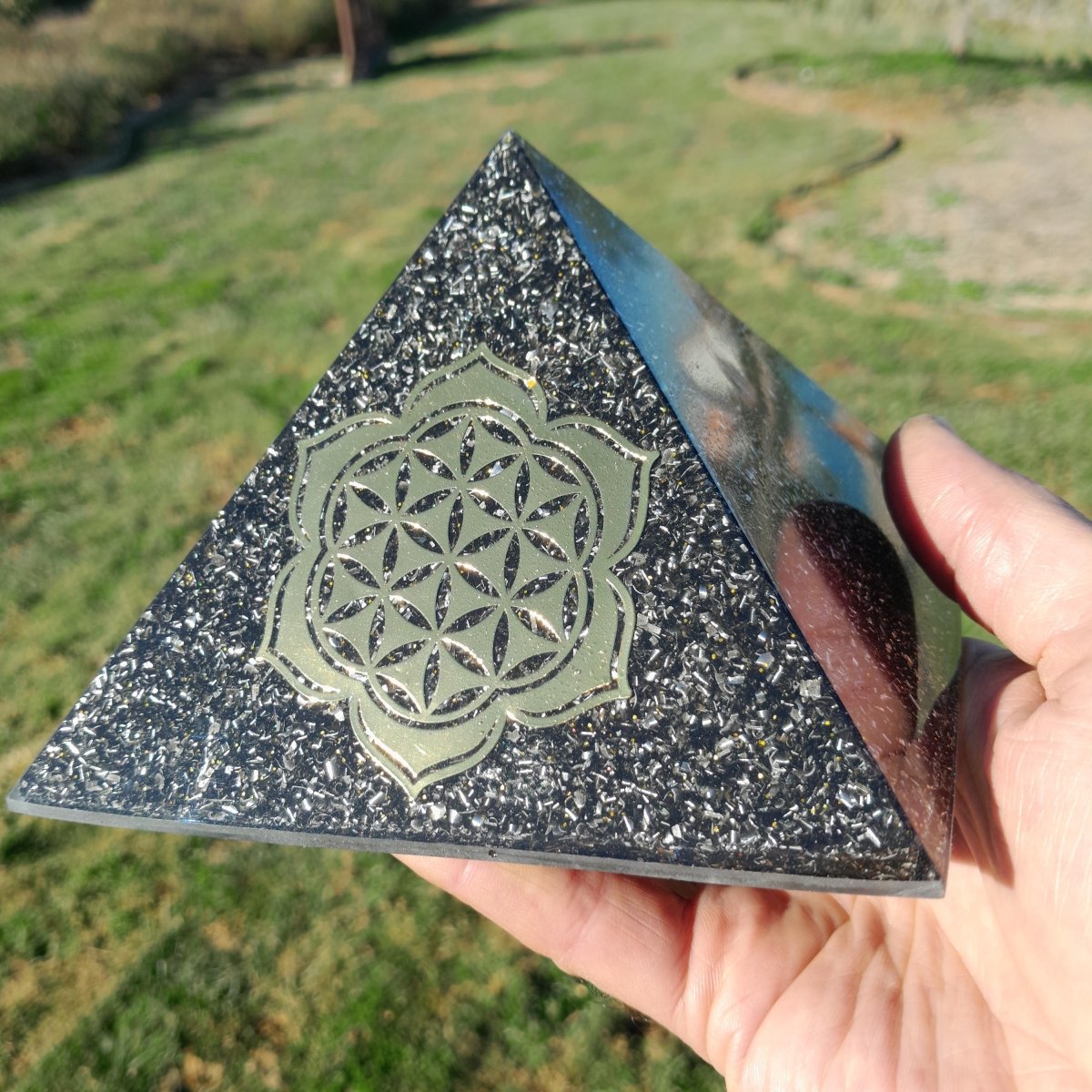 Pirámide Orgonita Flor de Loto con Flor de la Vida con Shungita - 140mm de Base - Mundo Orgon