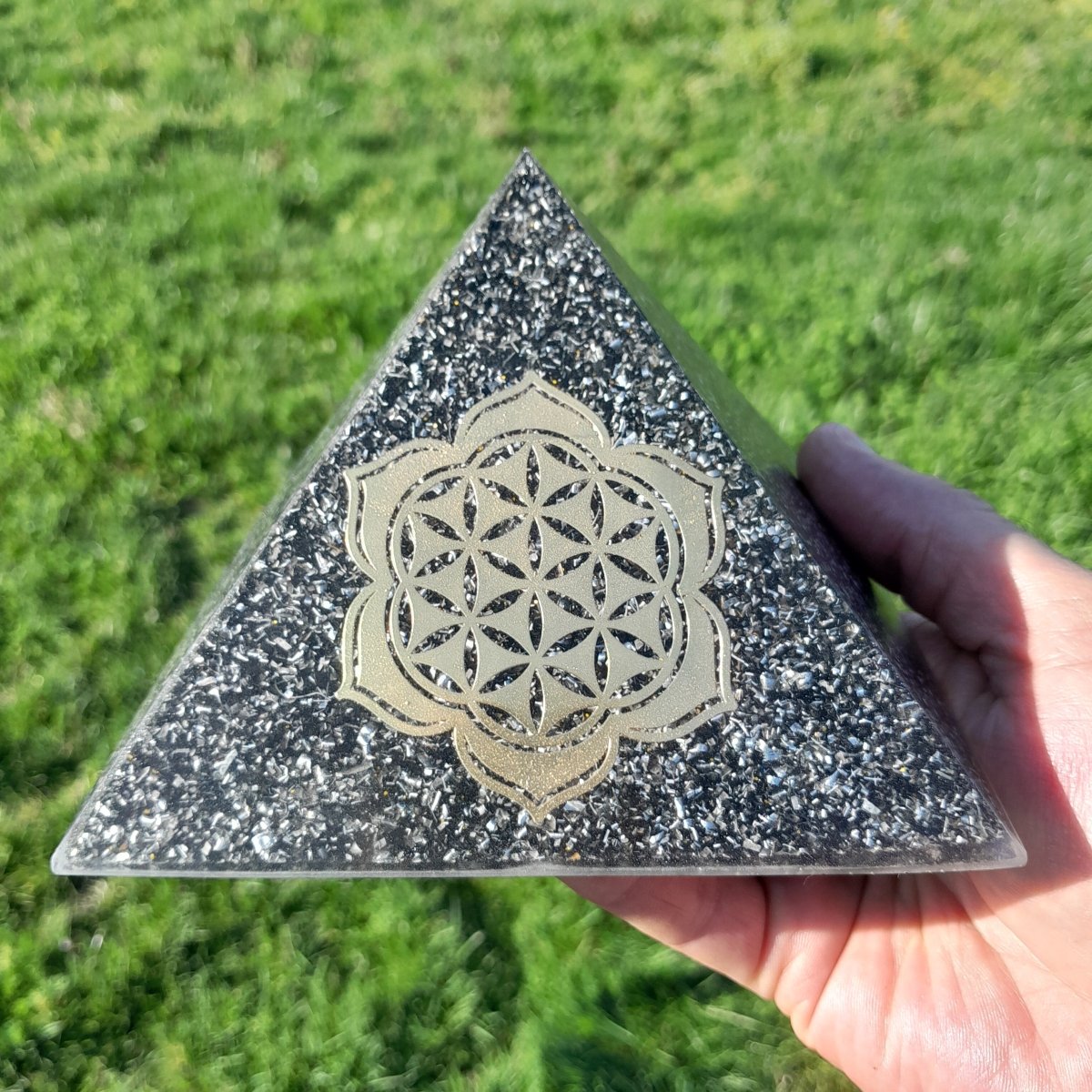 Pirámide Orgonita Flor de Loto con Flor de la Vida con Shungita - 140mm de Base - Mundo Orgon LTD
