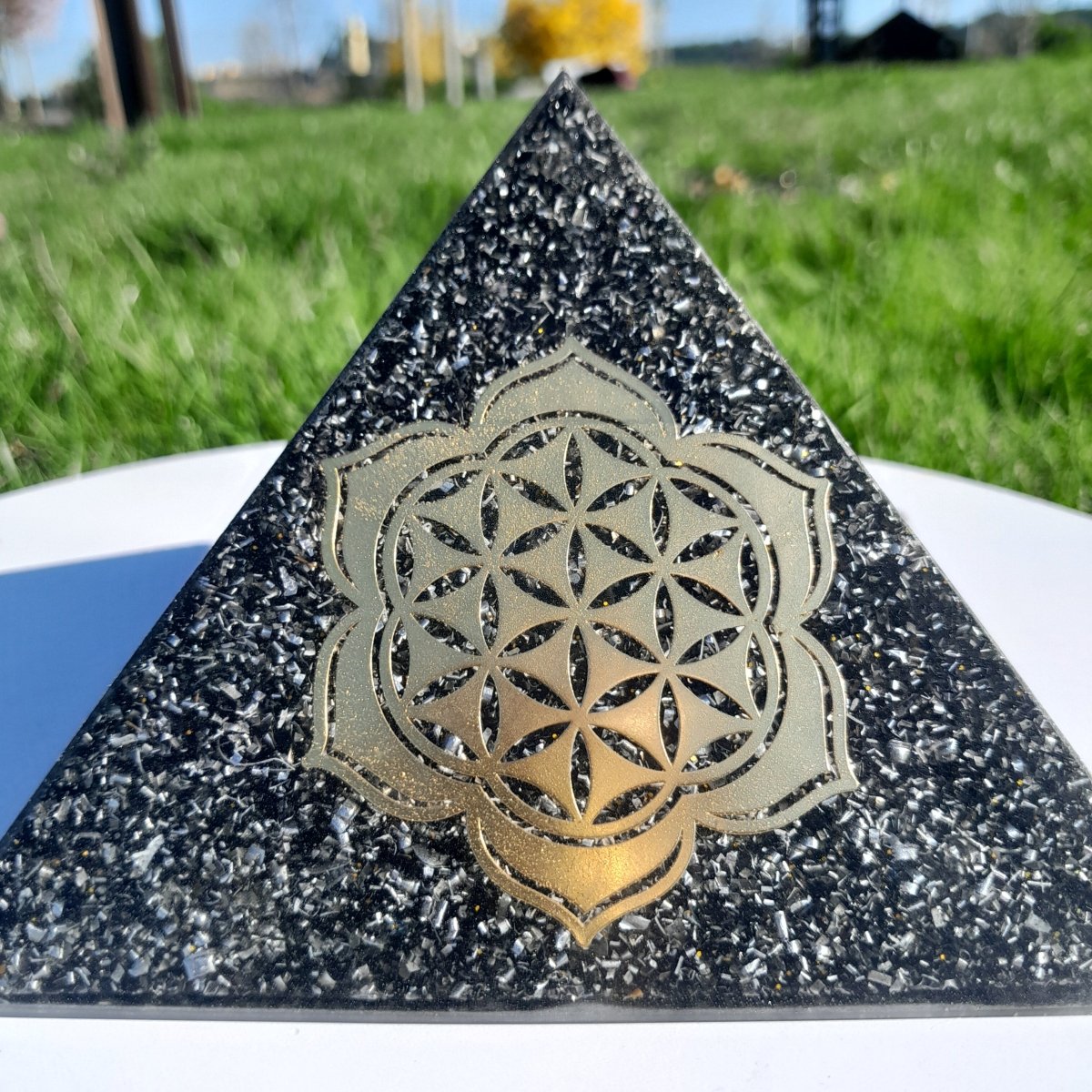 Pirámide Orgonita Flor de Loto con Flor de la Vida con Shungita - 140mm de Base - Mundo Orgon LTD