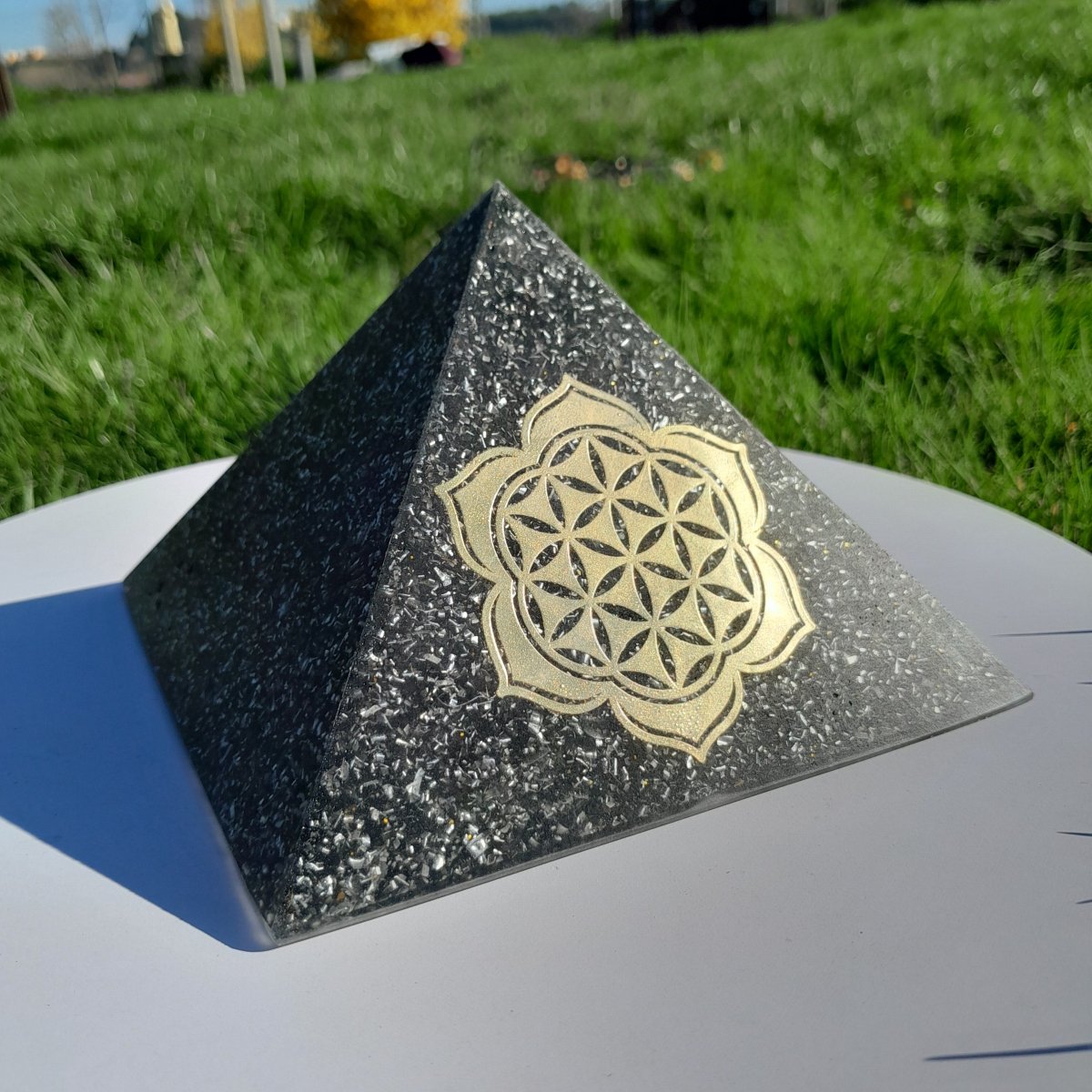 Pirámide Orgonita Flor de Loto con Flor de la Vida con Shungita - 140mm de Base - Mundo Orgon LTD