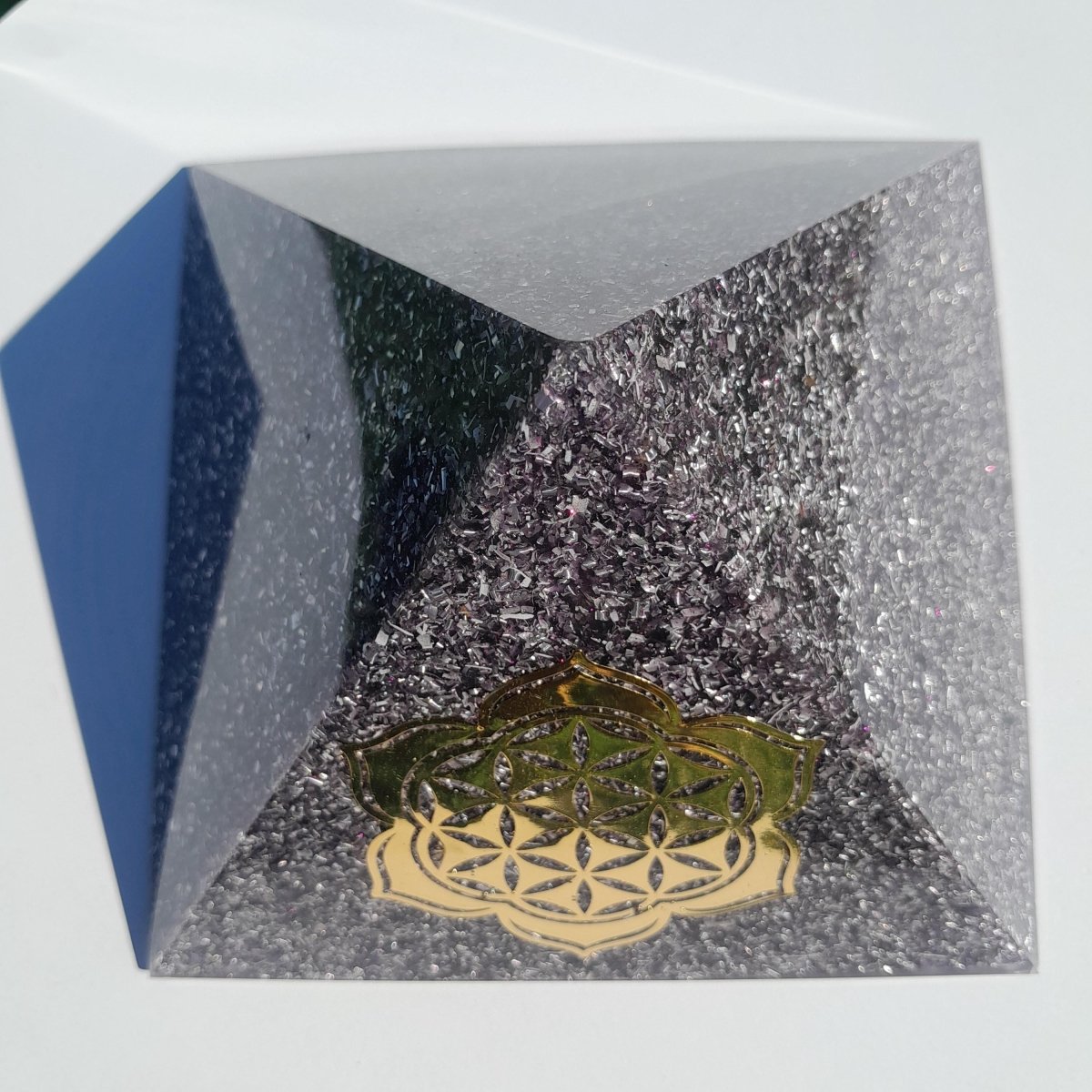 Pirámide Orgonita Flor de Loto con Flor de la Vida Violeta - 140mm de Base - Mundo Orgon