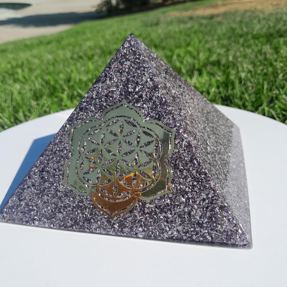 Pirámide Orgonita Flor de Loto con Flor de la Vida Violeta - 140mm de Base - Mundo Orgon