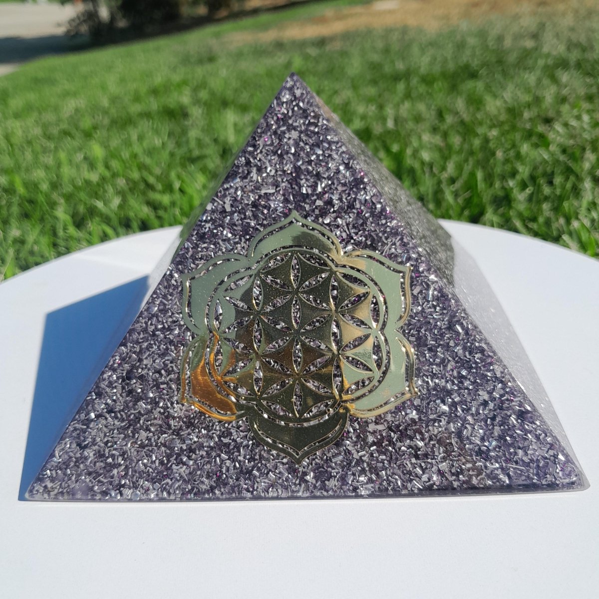 Pirámide Orgonita Flor de Loto con Flor de la Vida Violeta - 140mm de Base - Mundo Orgon