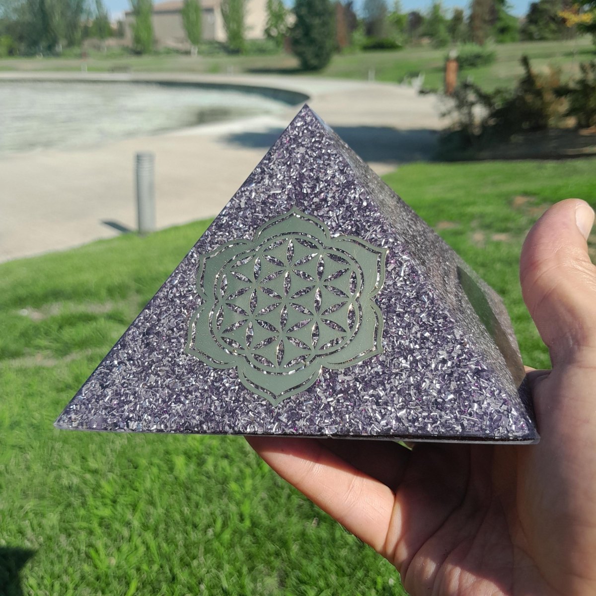 Pirámide Orgonita Flor de Loto con Flor de la Vida Violeta - 140mm de Base - Mundo Orgon