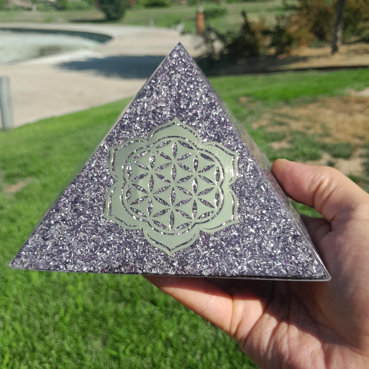 Pirámide Orgonita Flor de Loto con Flor de la Vida Violeta - 140mm de Base - Mundo Orgon