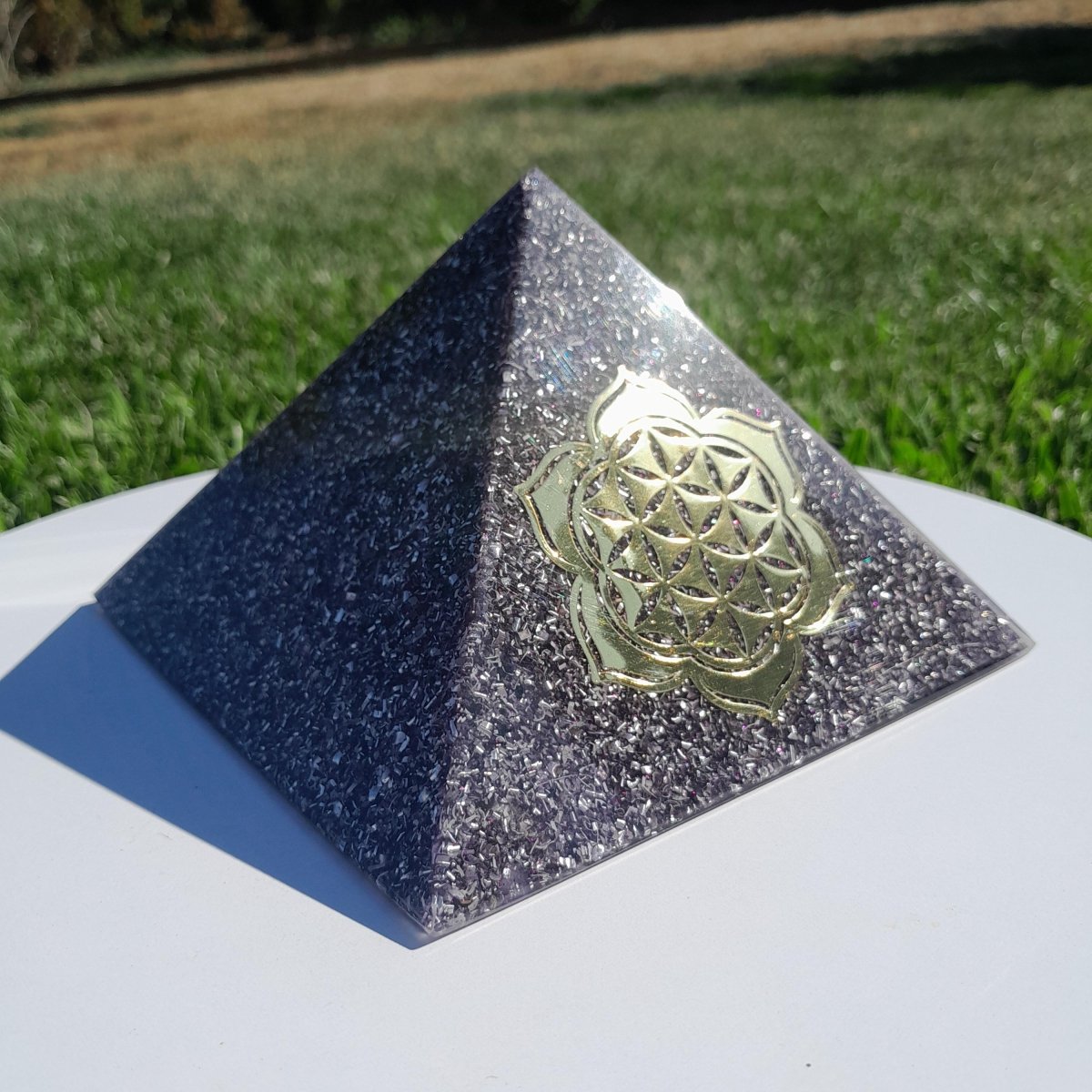 Pirámide Orgonita Flor de Loto con Flor de la Vida Violeta - 140mm de Base - Mundo Orgon