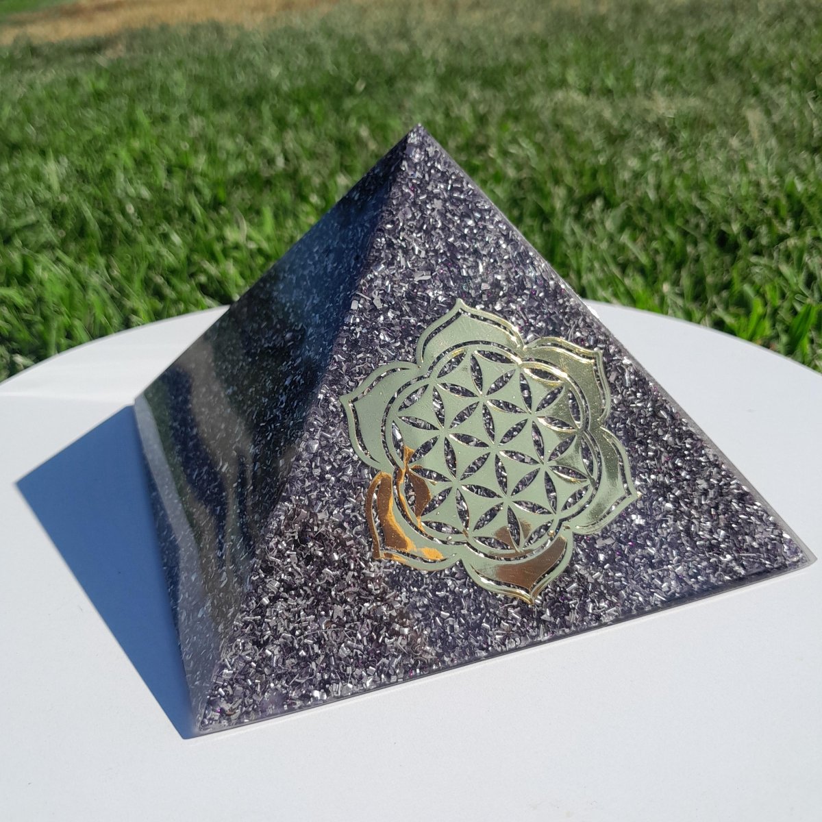 Pirámide Orgonita Flor de Loto con Flor de la Vida Violeta - 140mm de Base - Mundo Orgon