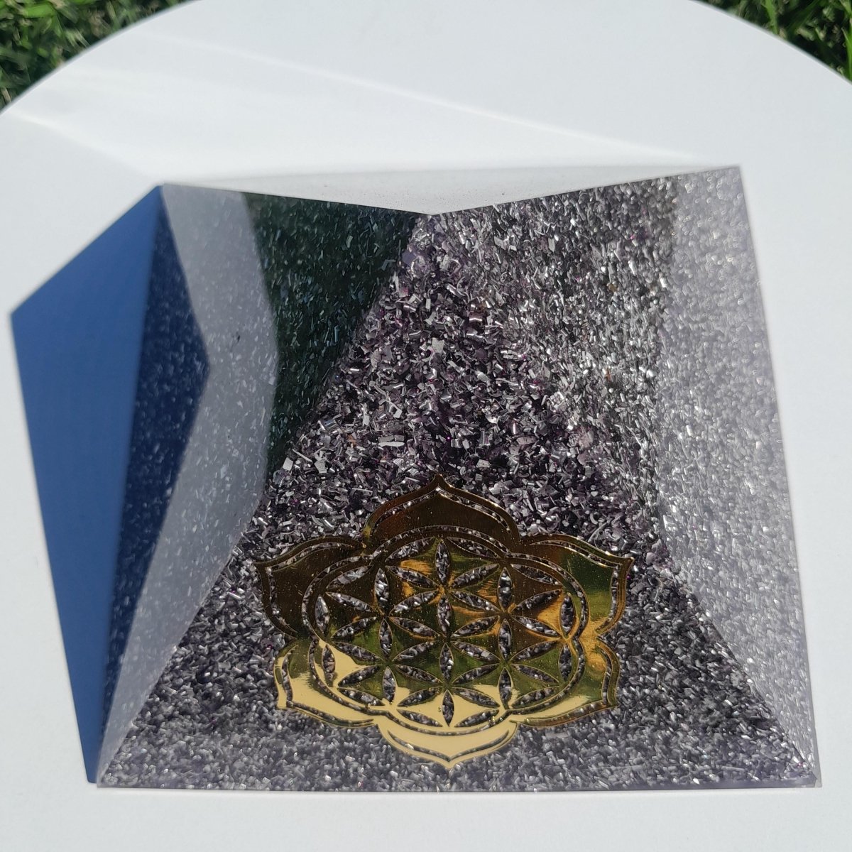Pirámide Orgonita Flor de Loto con Flor de la Vida Violeta - 140mm de Base - Mundo Orgon