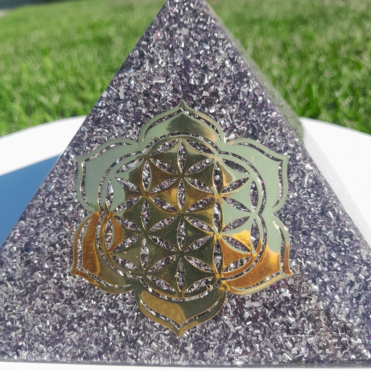 Pirámide Orgonita Flor de Loto con Flor de la Vida Violeta - 140mm de Base - Mundo Orgon
