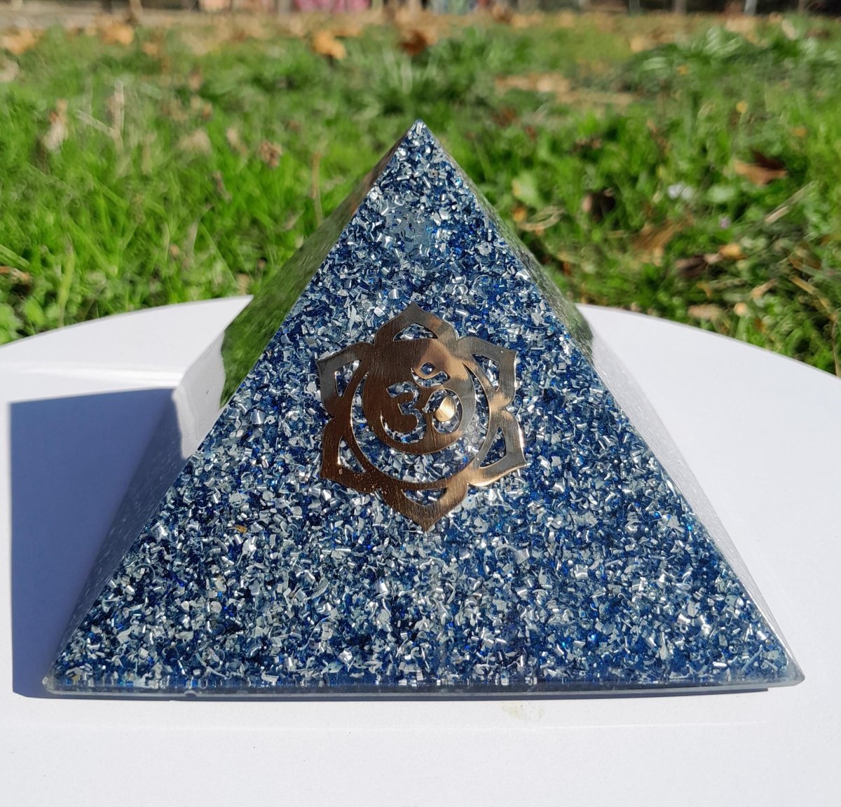 Pirámide Orgonita Om con Flor de Loto - 120mm de Base - Mundo Orgon