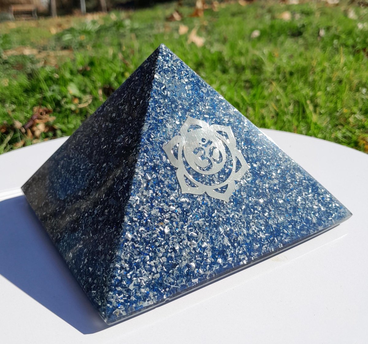 Pirámide Orgonita Om con Flor de Loto - 120mm de Base - Mundo Orgon