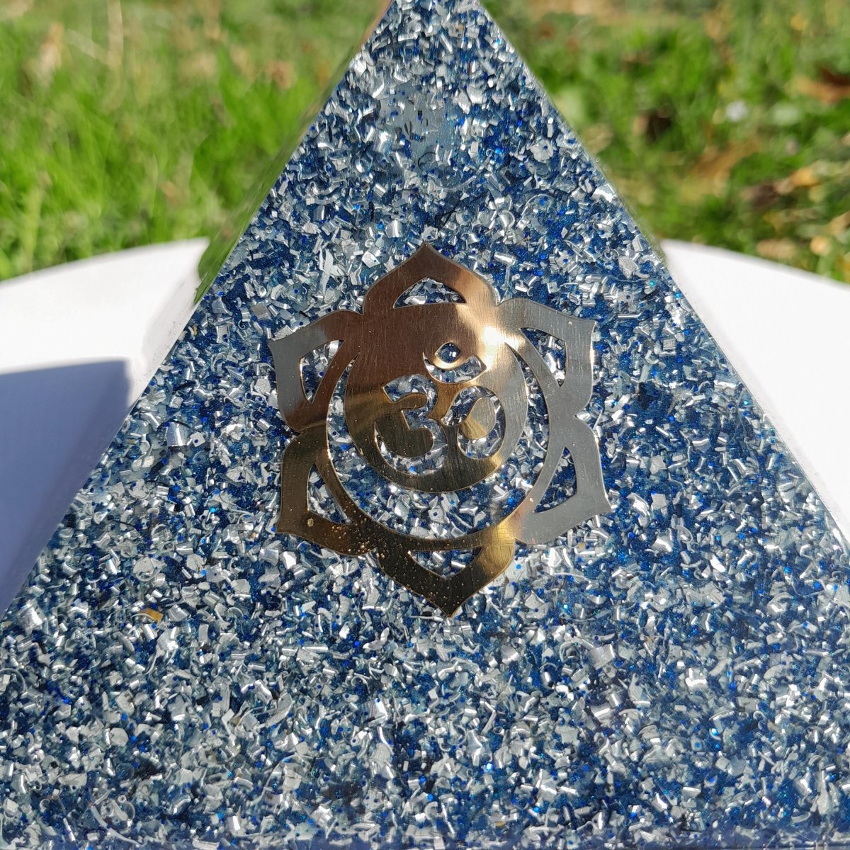 Pirámide Orgonita Om con Flor de Loto - 120mm de Base - Mundo Orgon