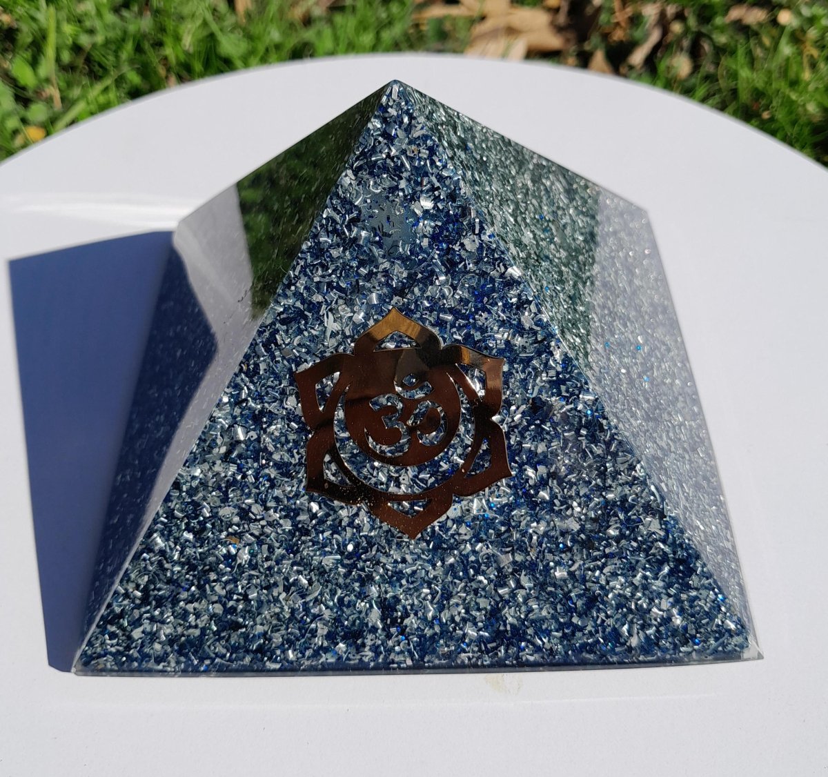 Pirámide Orgonita Om con Flor de Loto - 120mm de Base - Mundo Orgon
