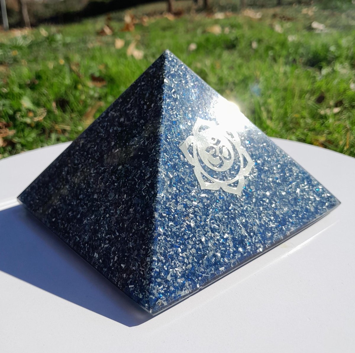 Pirámide Orgonita Om con Flor de Loto - 120mm de Base - Mundo Orgon