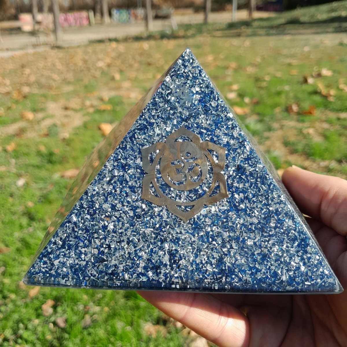 Pirámide Orgonita Om con Flor de Loto - 120mm de Base - Mundo Orgon