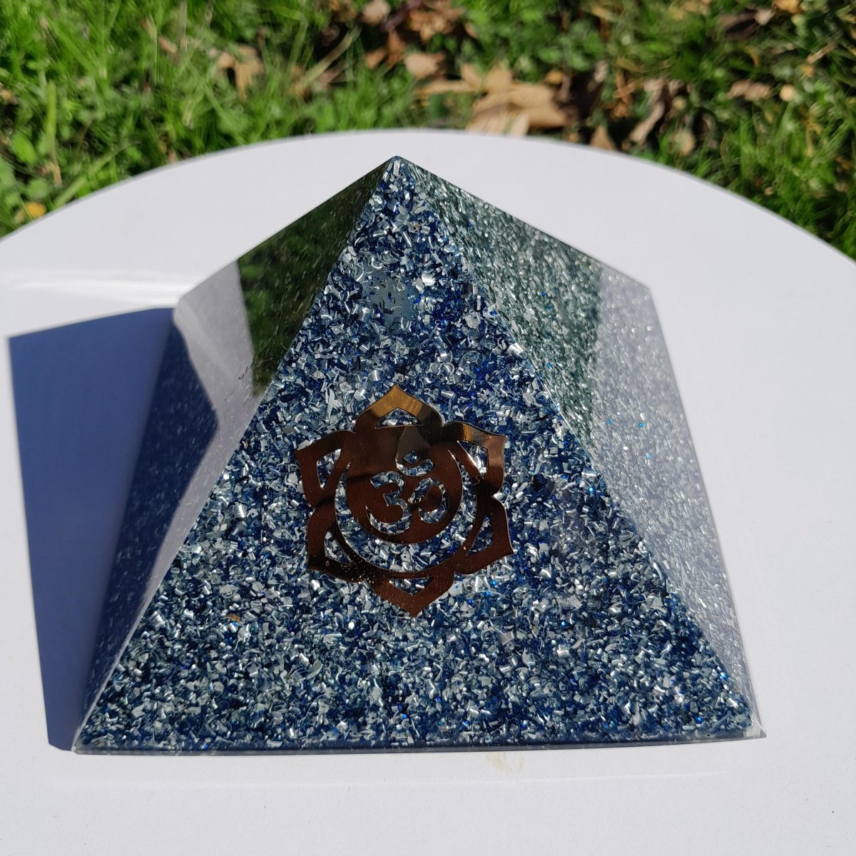 Pirámide Orgonita Om con Flor de Loto - 120mm de Base - Mundo Orgon