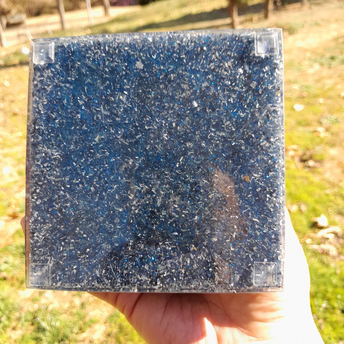 Pirámide Orgonita Om con Flor de Loto - 120mm de Base - Mundo Orgon