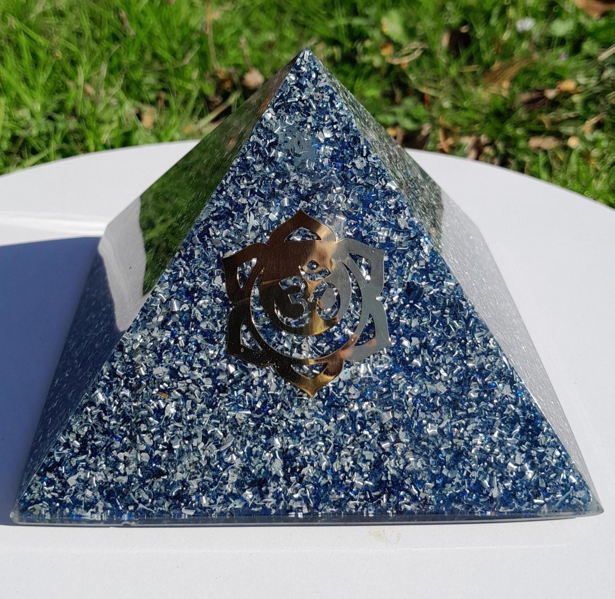 Pirámide Orgonita Om con Flor de Loto - 120mm de Base - Mundo Orgon