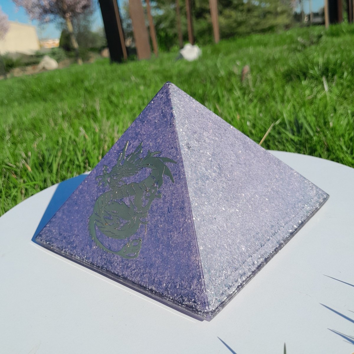 Pirámide Orgonita Violeta con Dragon de Poder– 140mm de Base - Mundo Orgon LTD