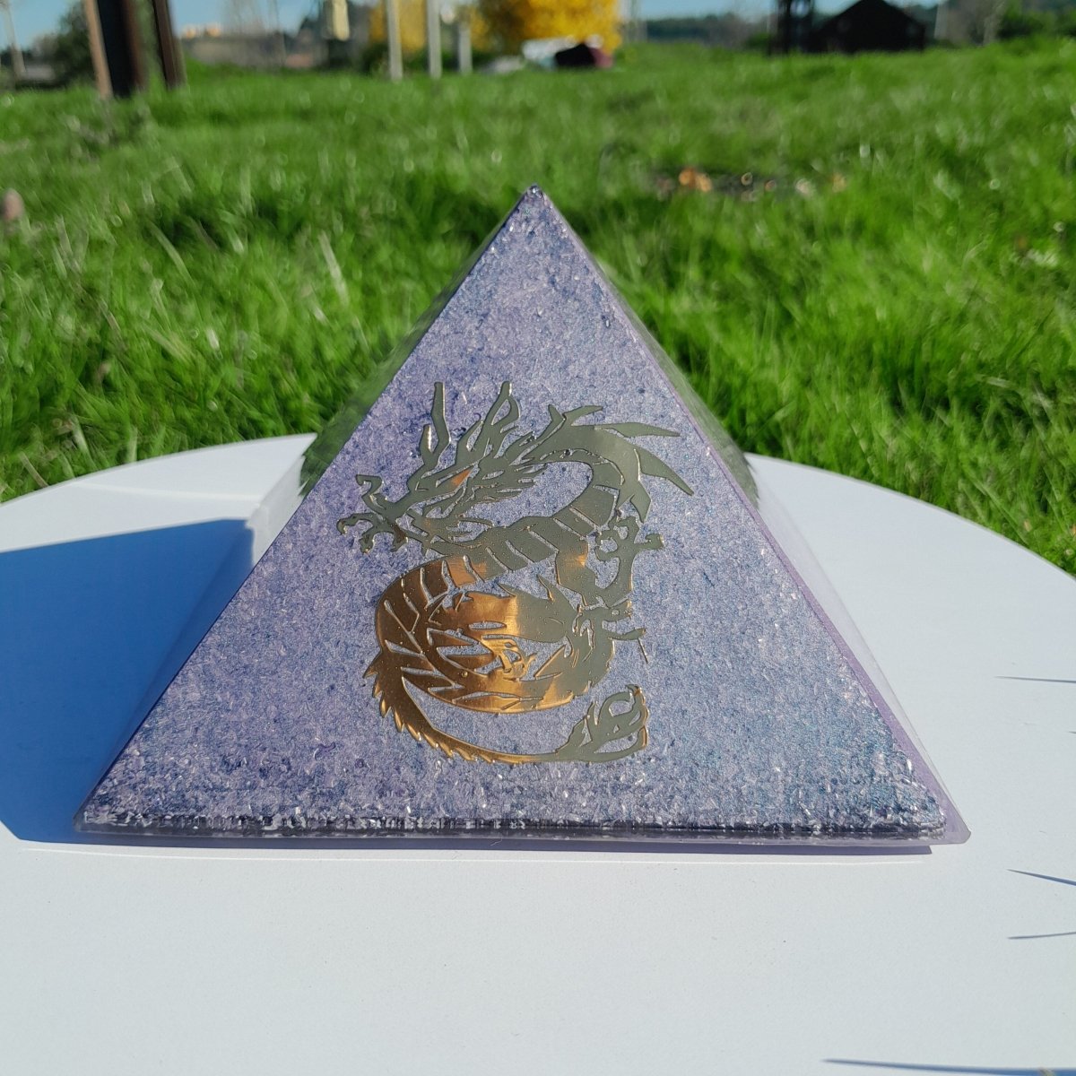 Pirámide Orgonita Violeta con Dragon de Poder– 140mm de Base - Mundo Orgon LTD